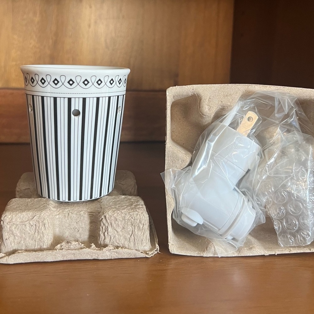 Scentsy - Stripe Plug In - Wax Warmer - New Without Box